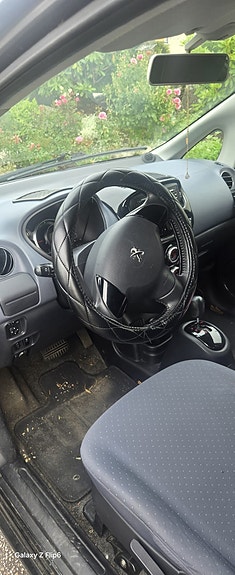 Peugeot iOn 2 of 5