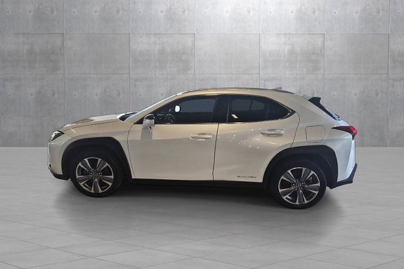 Lexus UX300e 2 of 5