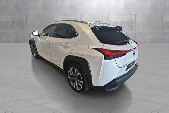 Lexus UX300e 3 of 5