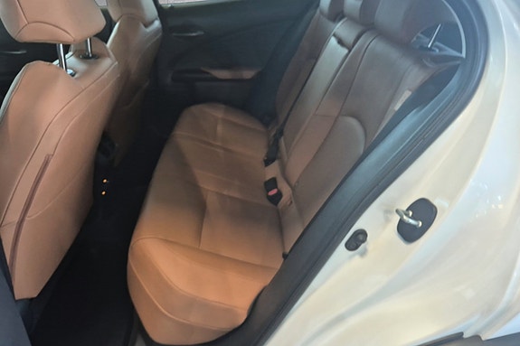 Lexus UX300e 17 of 22