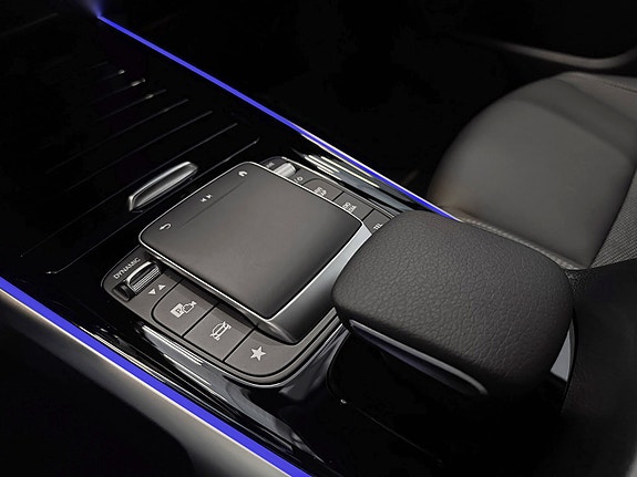 Mercedes-Benz EQB 16 of 23