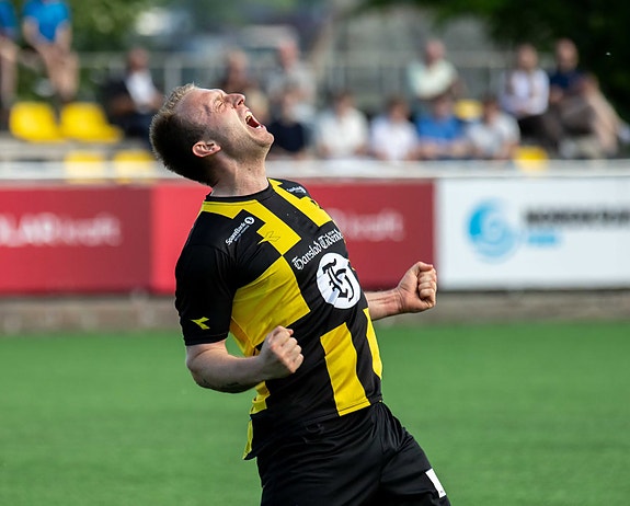 HIL-brølet - så glad blir vi over gode prestasjoner, dueller og taklinger vunnet, mål scoret og nye poeng i "banken". Foto: Knut Ingebrigtsen