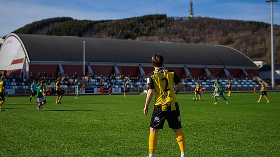 Hjemmekampene spilles på nytt kunstgress på kommunalt eide Harstad stadion. Foto: Knut Ingebrigtsen