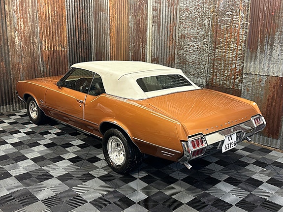 Oldsmobile Cutlass 12 of 30