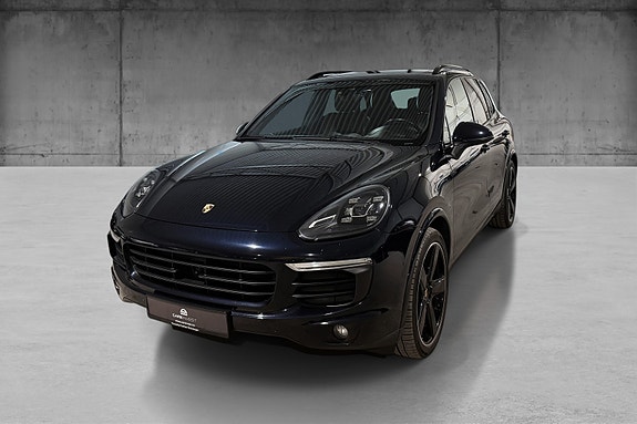Porsche Cayenne 2 of 26