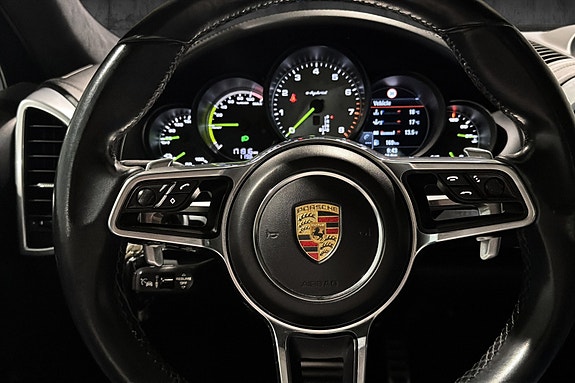 Porsche Cayenne 20 of 26