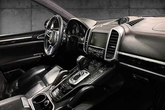 Porsche Cayenne 14 of 26