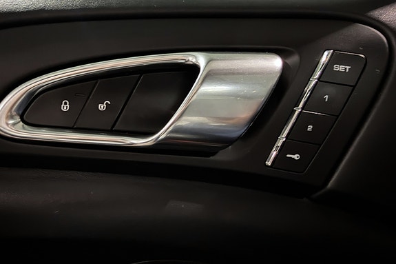 Porsche Cayenne 19 of 26