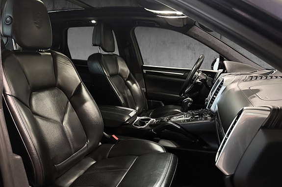 Porsche Cayenne 13 of 26