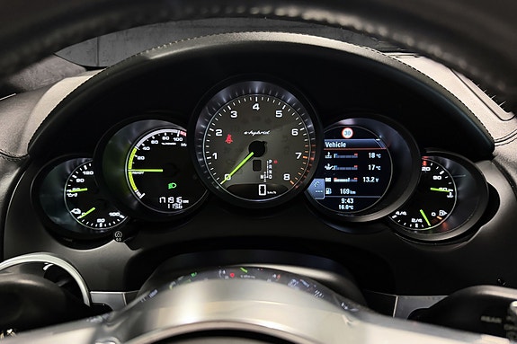 Porsche Cayenne 23 of 26