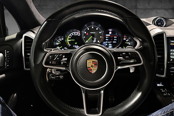 Porsche Cayenne 21 of 26