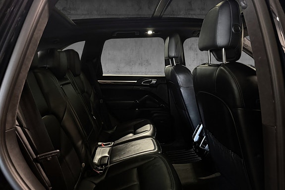 Porsche Cayenne 15 of 26