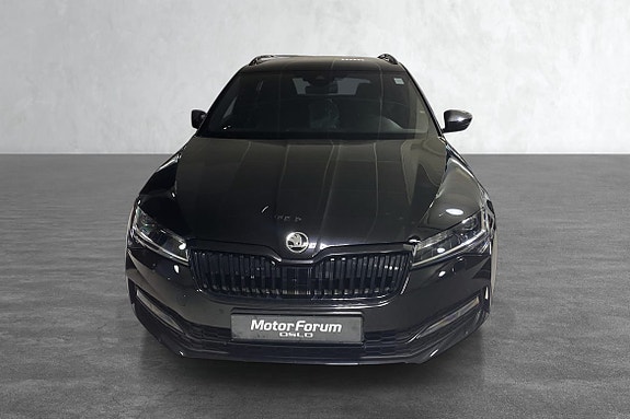 Elegant frontprofil med stilren grill og moderne lyskilder.