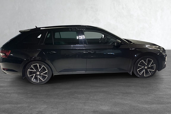 Dynamisk sideprofil med sporty lettmetallfelger og takskinner.