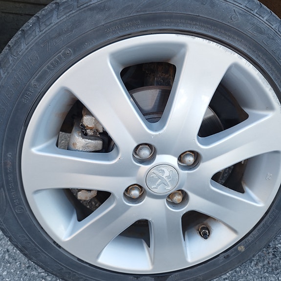 Peugeot iOn 8 of 13