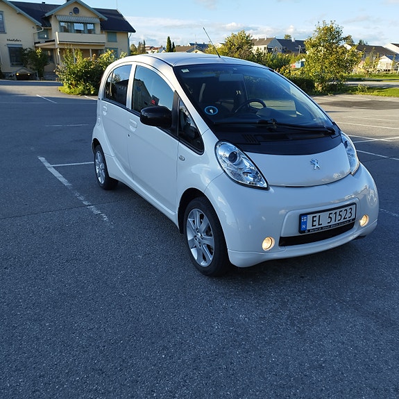 Peugeot iOn 2 of 13