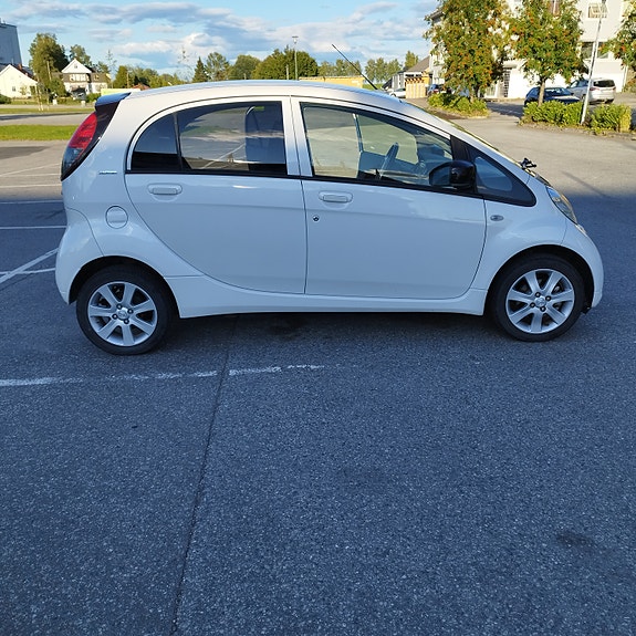 Peugeot iOn 3 of 13