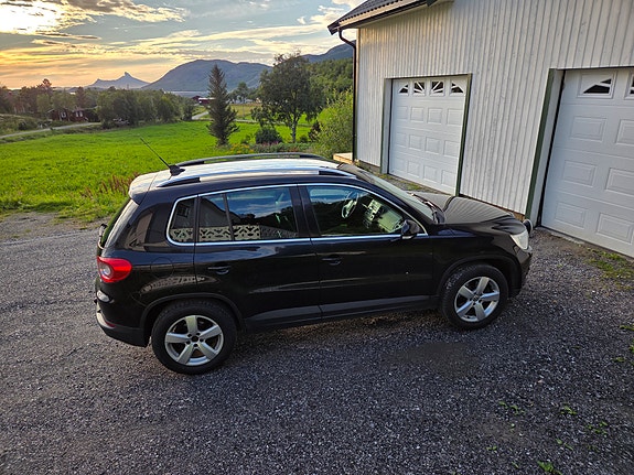 Volkswagen Tiguan 2 of 5