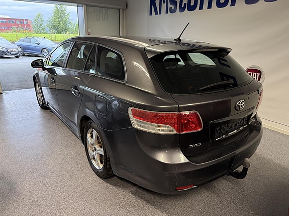 Toyota Avensis 4 of 5