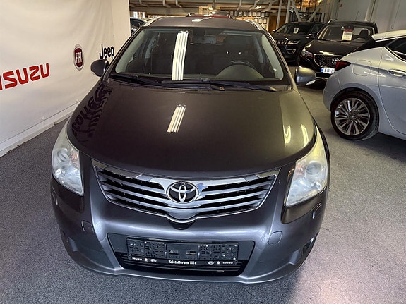 Toyota Avensis 2 of 5