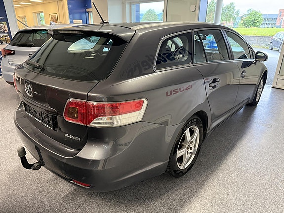 Toyota Avensis 5 of 5