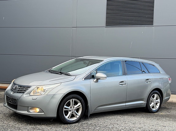 Toyota Avensis 2 of 5