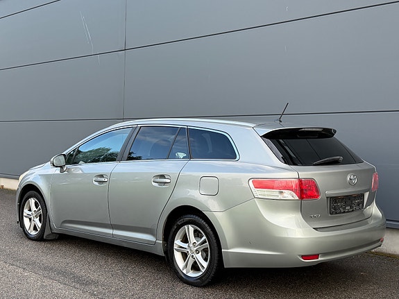 Toyota Avensis 4 of 5