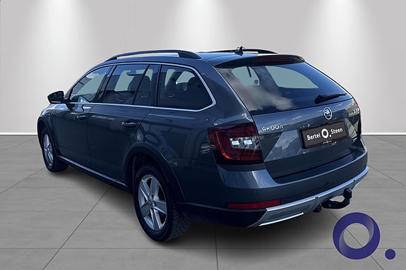 Skoda Octavia Scout 3 of 5
