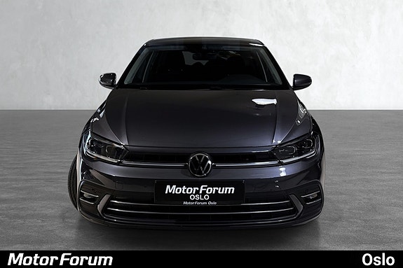 Elegant grå front med tydelig Volkswagen-emblem og moderne linjer.