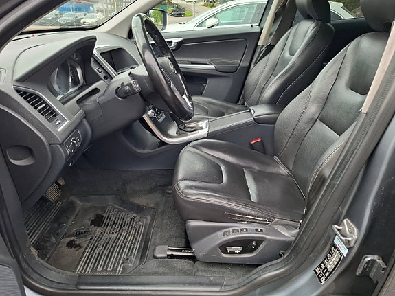 Volvo XC60 10 of 28