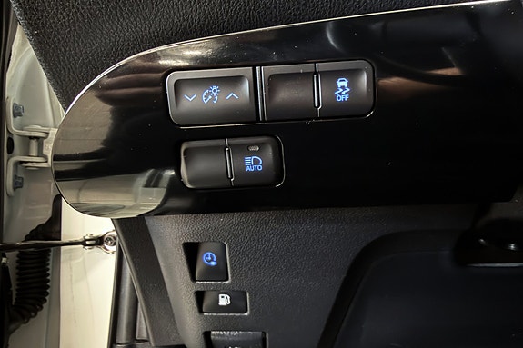 Toyota Prius Plug-in Hybrid 10 of 30