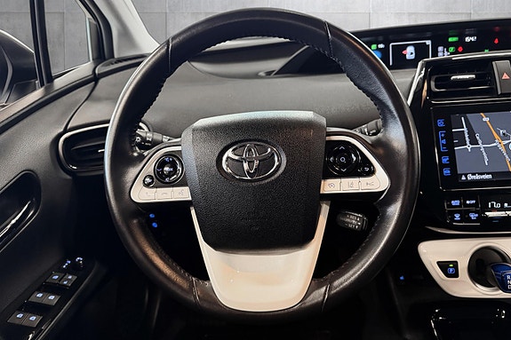 Toyota Prius Plug-in Hybrid 12 of 30