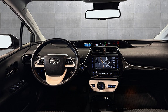 Toyota Prius Plug-in Hybrid 17 of 30