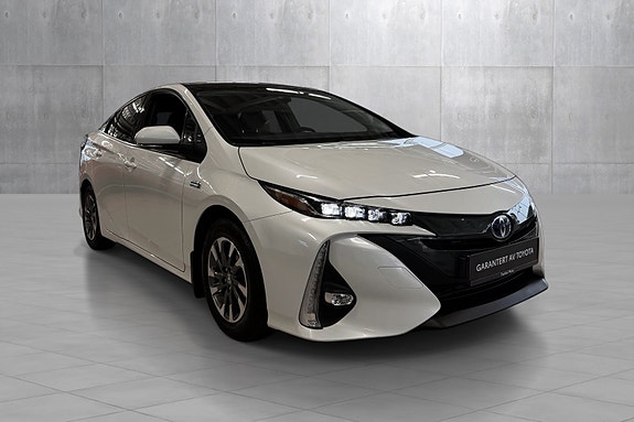 Toyota Prius Plug-in Hybrid 7 of 30