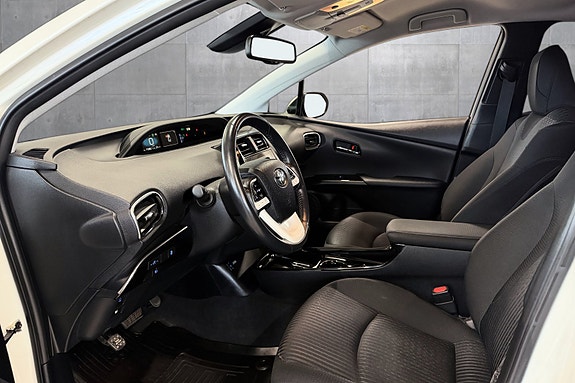 Toyota Prius Plug-in Hybrid 9 of 30