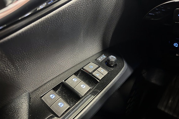 Toyota Prius Plug-in Hybrid 11 of 30