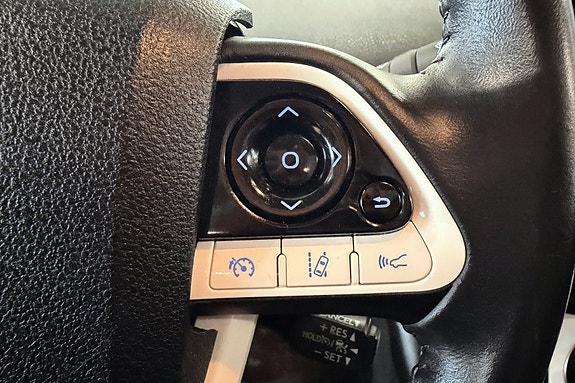Toyota Prius Plug-in Hybrid 14 of 30