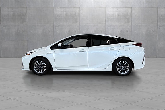 Toyota Prius Plug-in Hybrid 2 of 30