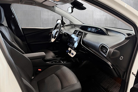 Toyota Prius Plug-in Hybrid 26 of 30