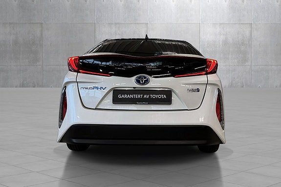 Toyota Prius Plug-in Hybrid 4 of 30