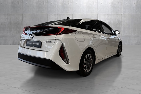 Toyota Prius Plug-in Hybrid 5 of 30