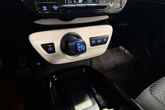 Toyota Prius Plug-in Hybrid 22 of 30