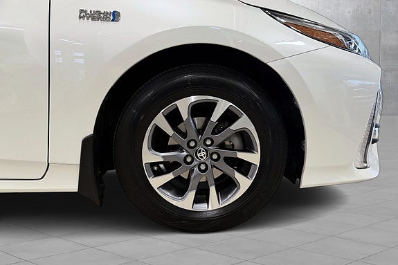 Toyota Prius Plug-in Hybrid 29 of 30