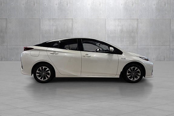 Toyota Prius Plug-in Hybrid 6 of 30