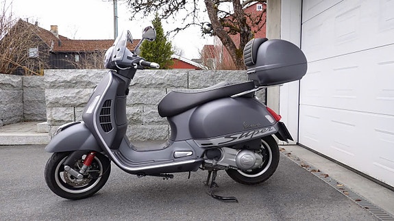 Vespa GTS 300 2 of 9