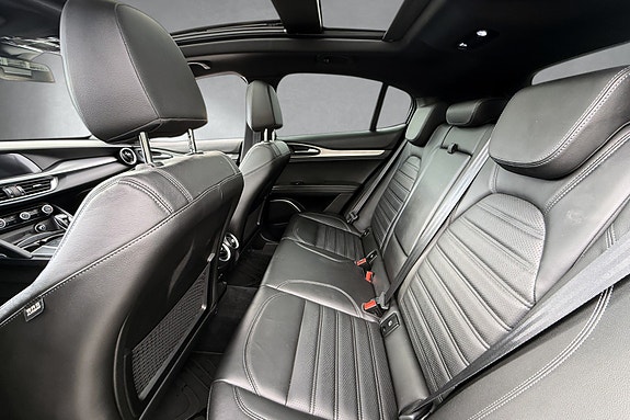 Alfa Romeo Stelvio 15 of 16