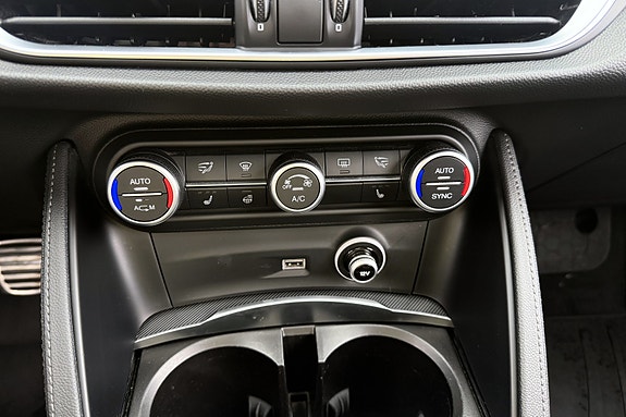 Alfa Romeo Stelvio 13 of 16