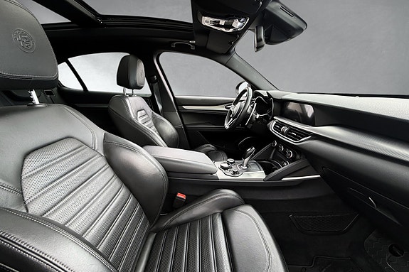 Alfa Romeo Stelvio 14 of 16