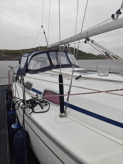 Godt holdt Bavaria 30 Cruiser, ny belg på seildrev,  formidler  frakt sjøveien. 8 of 30