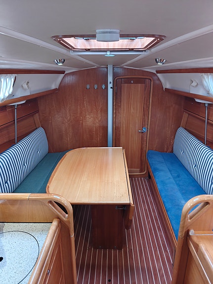 Godt holdt Bavaria 30 Cruiser, ny belg på seildrev,  formidler  frakt sjøveien. 26 of 30